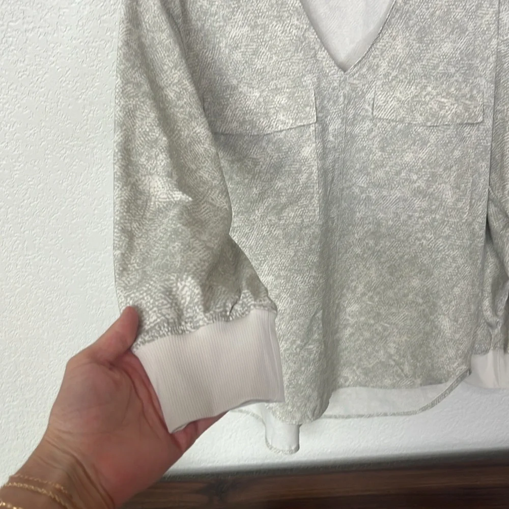 Athleta Zuma Printed Collared Long Sleeve Top size Medium Gray and Tan - Picture 3 of 15